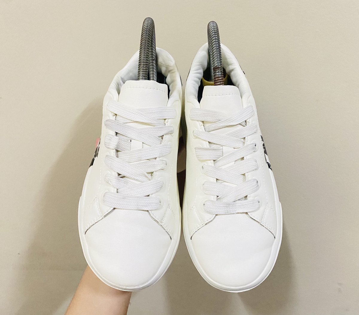 tungoolunla's tweet photo. NY Chunky Liner ปี 2022 แท้ 💯
Size 38.5 ยาว 24.5 cm.
Price : 380🎀 38 ใส่ได้
สวยมาก งานลำลอง ใส่เที่ยวได้ เบา ใส่สบาย
สนใจแคปรูปส่งเข้าไลน์ทางร้านได้เลย🎉
—————————————
🛒สั่งซื้อที่ Line 📲 @521nsmga
#รองเท้ามือสอง #รองเท้ามือสองของแท้ #Nike #nike #Boston #NY #ส่งต่อรองเท้า https://t.co/F2mVshrr9c