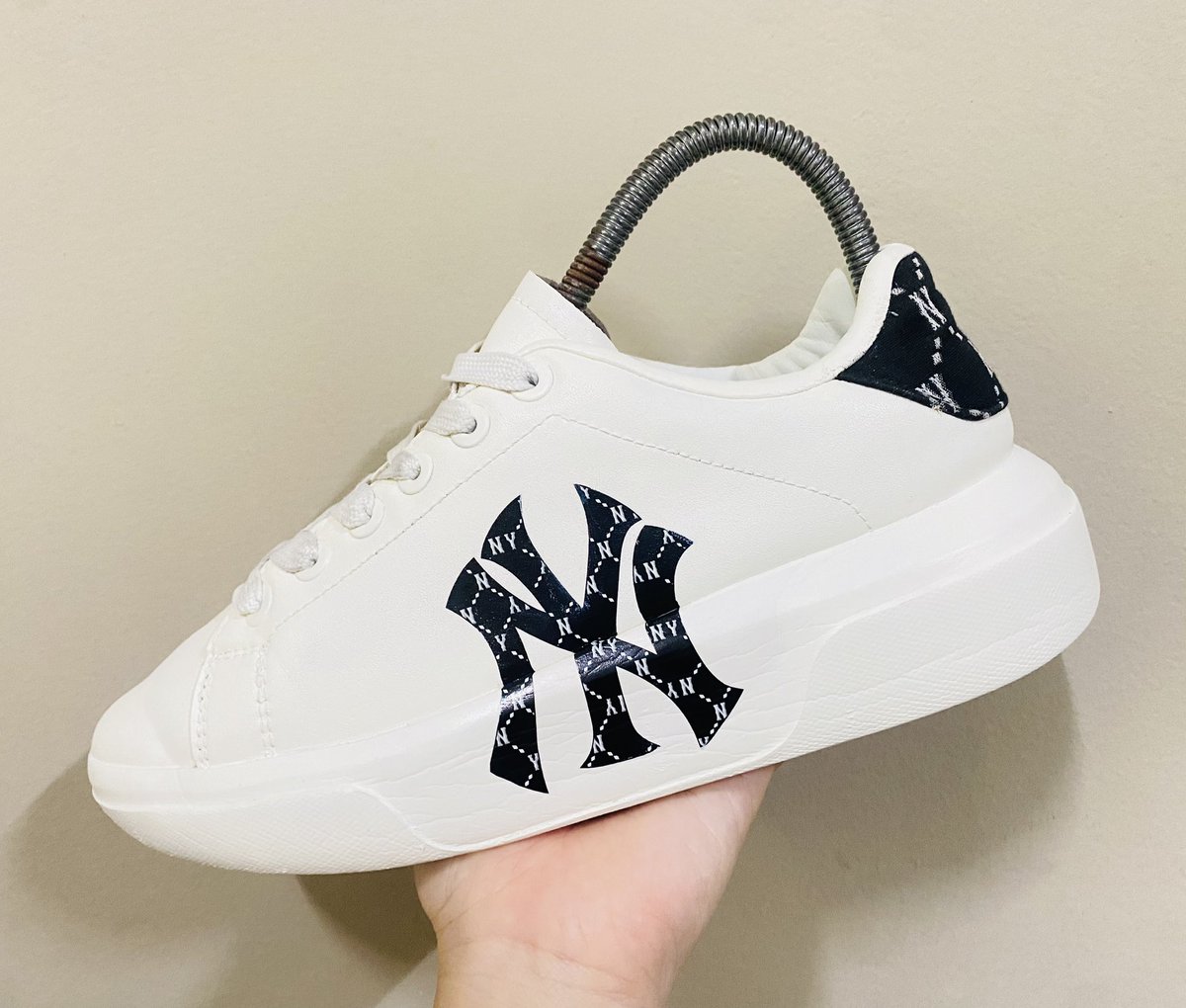 tungoolunla's tweet photo. NY Chunky Liner ปี 2022 แท้ 💯
Size 38.5 ยาว 24.5 cm.
Price : 380🎀 38 ใส่ได้
สวยมาก งานลำลอง ใส่เที่ยวได้ เบา ใส่สบาย
สนใจแคปรูปส่งเข้าไลน์ทางร้านได้เลย🎉
—————————————
🛒สั่งซื้อที่ Line 📲 @521nsmga
#รองเท้ามือสอง #รองเท้ามือสองของแท้ #Nike #nike #Boston #NY #ส่งต่อรองเท้า https://t.co/F2mVshrr9c