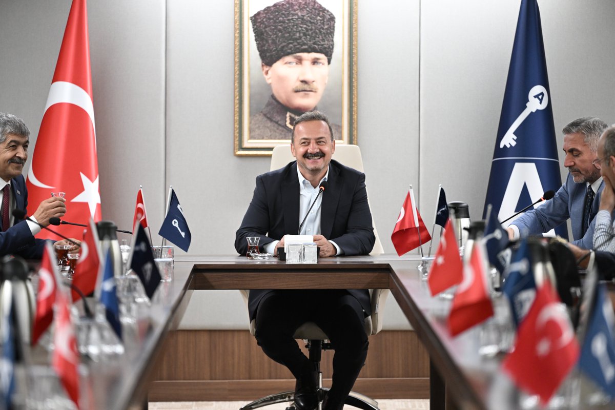anahtarparti's tweet photo. Esnafın sesi, memleketimizin sesidir…

Genel Başkanımız Sayın Yavuz Ağıralioğlu, Ankara Kızılay ve İzmir Caddesi İş İnsanları Derneği üyelerini genel merkezimizde ağırladı.

Esnafımızın karşı karşıya olduğu ekonomik zorluklar, artan maliyetler, vergi yükü ve iş dünyasının beklentilerinin ele alındığı görüşmeye STK İlişkileri Başkanımız Sayın Hayati Çetin de eşlik etti.

Genel Başkanımız, esnafımızın görüş ve taleplerini dinleyerek sorularını yanıtladıktan sonra Anahtar Parti’nin ekonomi vizyonu, çözüm önerileri ve yürüttüğü çalışmalar hakkında da değerlendirmelerde bulundu.