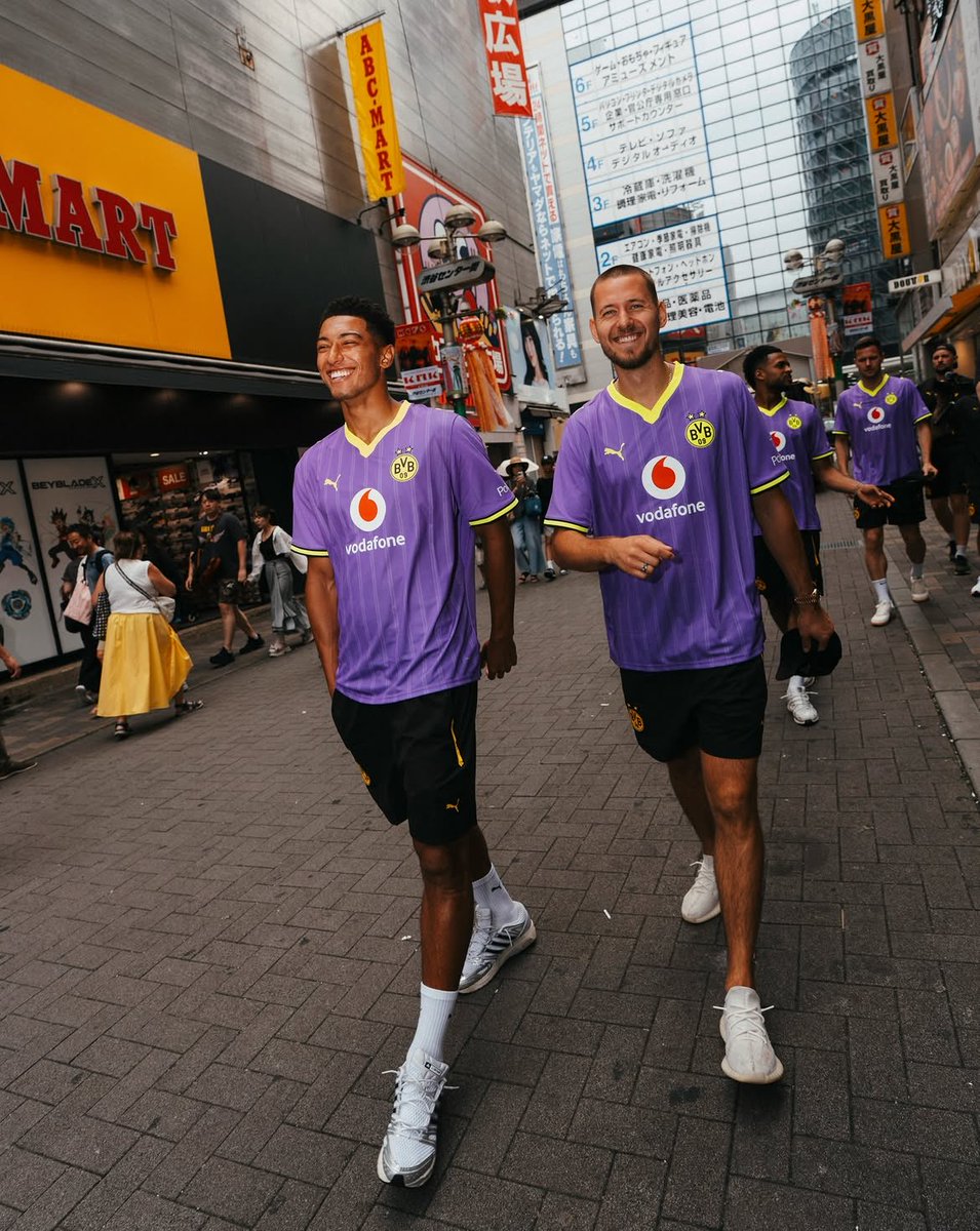 jb7updates's tweet photo. Some pictures of Jobe showing off BVB’s new third kit today in Tokyo, Japan. 📸🟪🇯🇵 https://t.co/Ushcak5osW
