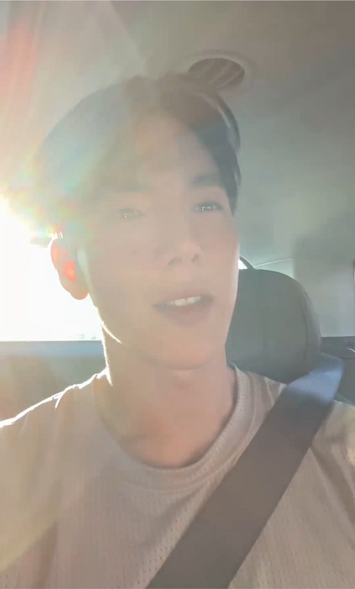 midnight_kyun's tweet photo. 260730 #셔누 버블 라이브

🐻 오늘 태양이 잘 비춰주네

자연광 셔누 미모 진짜 너무 너무이고 .. 오늘 되게 기분좋은 퇴근길 같아서 마음이가 조아따 .. ♡ …. https://t.co/Uos3NHvil1