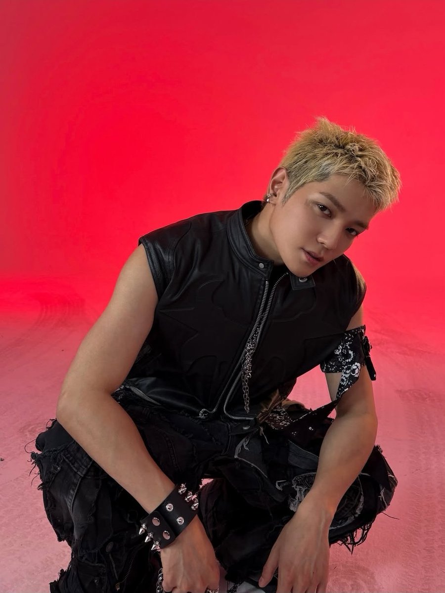 fulmarky's tweet photo. HES SO FKN GORGEUSSSS IT HURTSSSS TAEYONG😩 https://t.co/pRb7fb6AkE