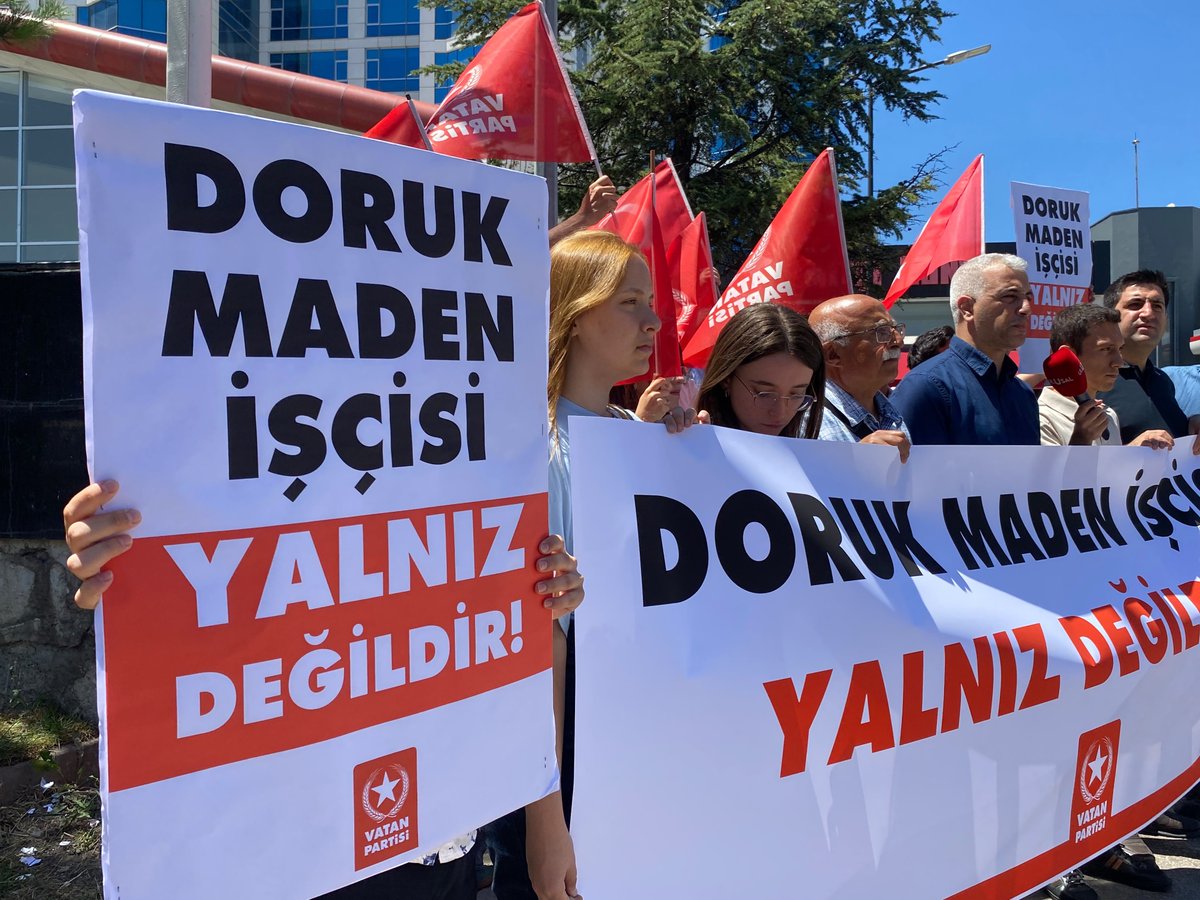 vatanpartisi06's tweet photo. 📍DORUK MADEN İŞÇİSİ YALNIZ DEĞİLDİR!

Alacakları için Yıldızlar SSS Holding önünde eylem yapan Doruk Madencilik işçileri ve Türkiye Maden-İş Sendikası yöneticileri bu sabah gözaltına alındı. 

Genel Başkan Yardımcımız ve Ankara İl Başkanımız Utku Reyhan önderliğinde Yıldızlar SSS Holding önünden seslendik: 

Alın teri için direnen maden işçilerini ve sendika yöneticilerini derhal serbest bırakın!