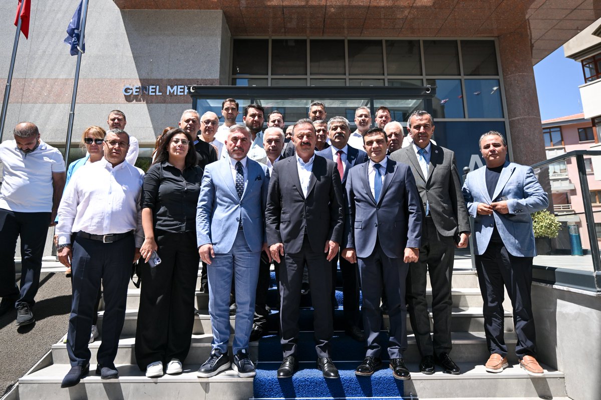anahtarparti's tweet photo. Esnafın sesi, memleketimizin sesidir…

Genel Başkanımız Sayın Yavuz Ağıralioğlu, Ankara Kızılay ve İzmir Caddesi İş İnsanları Derneği üyelerini genel merkezimizde ağırladı.

Esnafımızın karşı karşıya olduğu ekonomik zorluklar, artan maliyetler, vergi yükü ve iş dünyasının beklentilerinin ele alındığı görüşmeye STK İlişkileri Başkanımız Sayın Hayati Çetin de eşlik etti.

Genel Başkanımız, esnafımızın görüş ve taleplerini dinleyerek sorularını yanıtladıktan sonra Anahtar Parti’nin ekonomi vizyonu, çözüm önerileri ve yürüttüğü çalışmalar hakkında da değerlendirmelerde bulundu.