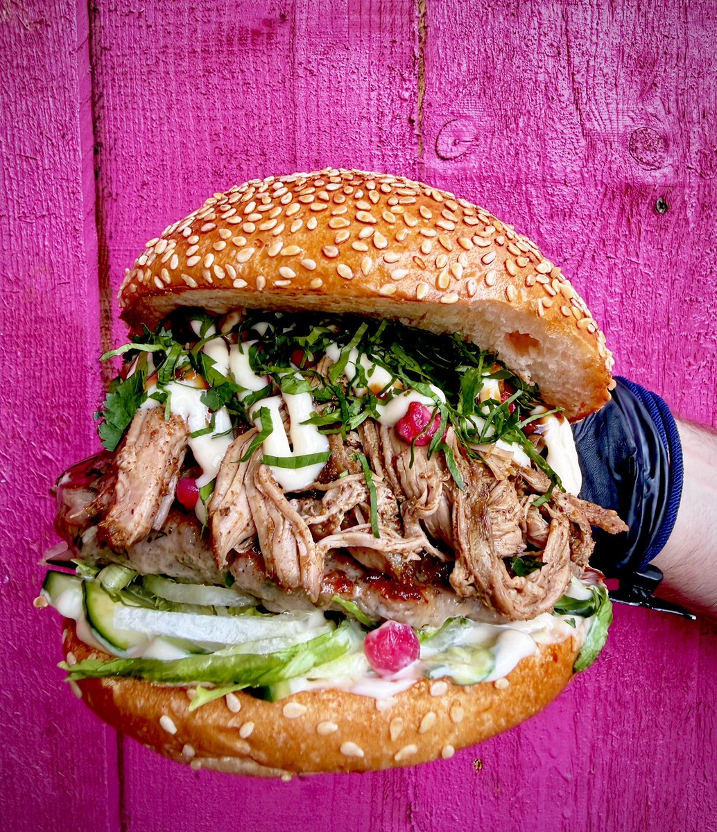 bluecollarfood's tweet photo. 🍔 Lamb and coriander patty
🐑 Shawarma spiced pulled lamb shoulder
🧄 Garlic mayo
🌶️ Chilli sauce
🔥 Deep fried chickpeas 
🌿 Coriander
🥒 Pickles 
💥 Pomegranate molasses

📍EVERY THURS - SUNDAY, BLUE COLLAR CORNER, HOSIER STREET, READING, RG1 7QL https://t.co/gn1CRNgmlU