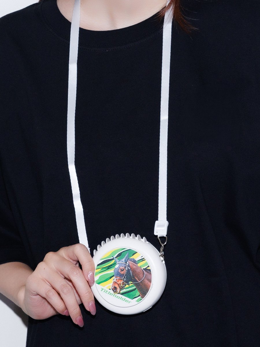 netkeibashop's tweet photo. 【新商品】「先頭がいちばん、涼しい」──。
ポップアップで好評だった、首かけハンディファンが登場🌀
サイレンススズカ、ジャックドール、タイトルホルダーの3頭。
両手が空く首掛けタイプで競馬場でも使いやすい仕様です。
https://t.co/qruYr8ekZI https://t.co/XPHtbR6Xwh