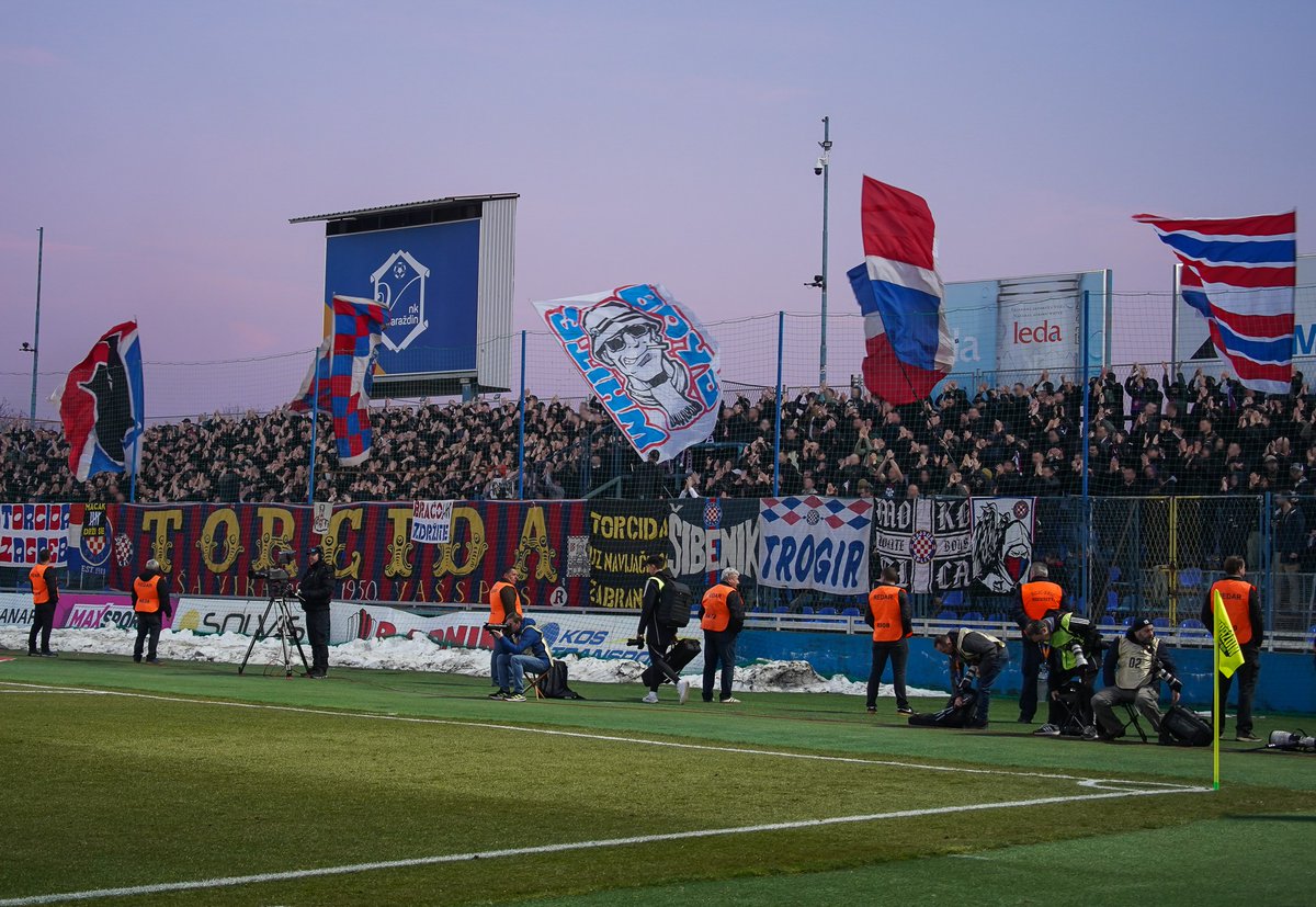 ultras1899_'s tweet photo. La #TorcidaSplit conteste l’augmentation des tarifs, les conditions d'accueil dans le parcage, ainsi que l'interdiction d'introduire des drapeaux ou écharpes du #Hajduk #Split dans les autres zones du stade de Varaždin. https://t.co/mNgvuPTIBQ