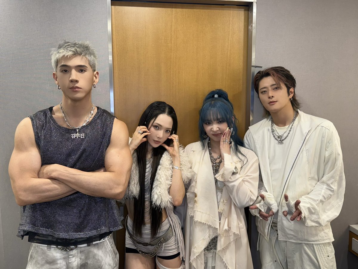 KARD_Official's tweet photo. [📷]
260730 Mnet <엠카운트다운>

Back To Life 첫방 완료! 히든이들 와 줘서 고마워요 💙

#KARD #카드
#BackToLife 
#MCOUNTDOWN #엠카운트다운 https://t.co/UArEm6qZbd