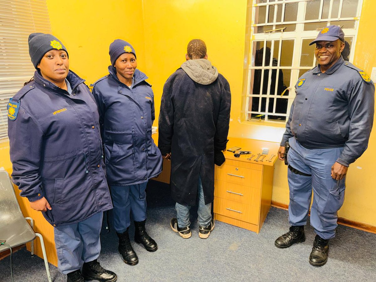 SAPoliceService's tweet photo. #sapsFS [COMMUNITY PATROLLERS APPREHEND ALLEGED CABLE THIEF, POLICE RECOVER ILLEGAL FIREARM] #SAPS Ficksburg arrested a 35yr-old suspect from Meqheleng, near Ficksburg, after he was apprehended by #CommunityInBlue patrollers while allegedly attempting to dig a trench to steal underground cables. The suspect was also found in possession of an illegal firearm and ammo.

The suspect has been charged with possession of an unlicensed firearm and ammunition and is expected to appear before the Ficksburg Magistrate’s Court on Friday, 31/07. #PartnershipPolicing ME
https://t.co/8n4tEXuRsd