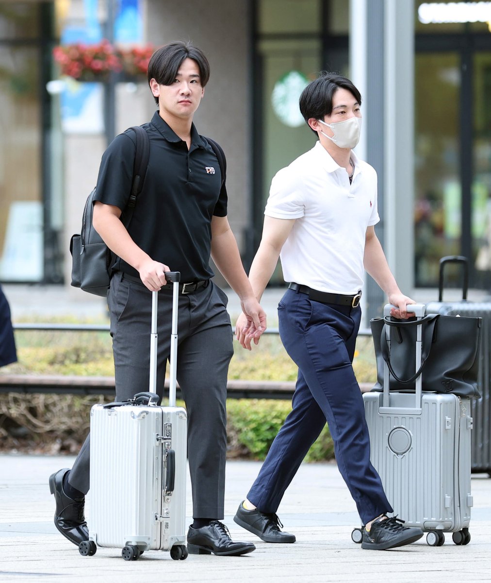 sanspo_giants's tweet photo. 【🚅#移動風景から✈️】

オールスター出場組は新幹線で富山から帰京

#井上温大 投手＆#浦田俊輔 選手の若手コンビは2人揃って駅へ（撮影・水島啓輔）

#巨人 #ジャイアンツ #giants #サンスポ https://t.co/RlmIYZKApR