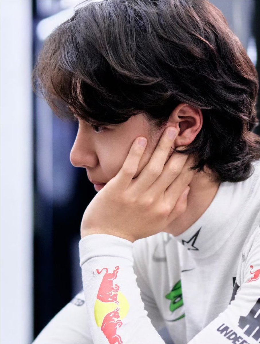 zaiinzam's tweet photo. “กลับมาแล้วหรอ”

“คับ”

“แข่งจบตั้งหลายวันแล้ว ทำไมพึ่งกลับ”

“ … ”

“ว่าไง แข่งจบนัดดี๊ไว้ไม่ใช่รึไง”

“พี่อธิบายได้นะดี๊”

“ป๊าพูดให้หมดแล้ว”

“ห่ะ”

“ทำไมไม่บอกดี๊เองว่ามีธุระ”

“พี่มีธุระหรอคับ”

“ ? ”

“อ่อชั่ยๆๆ พี่พึ่งมีธุระเสร็จคับ” https://t.co/wRga6lXdt8