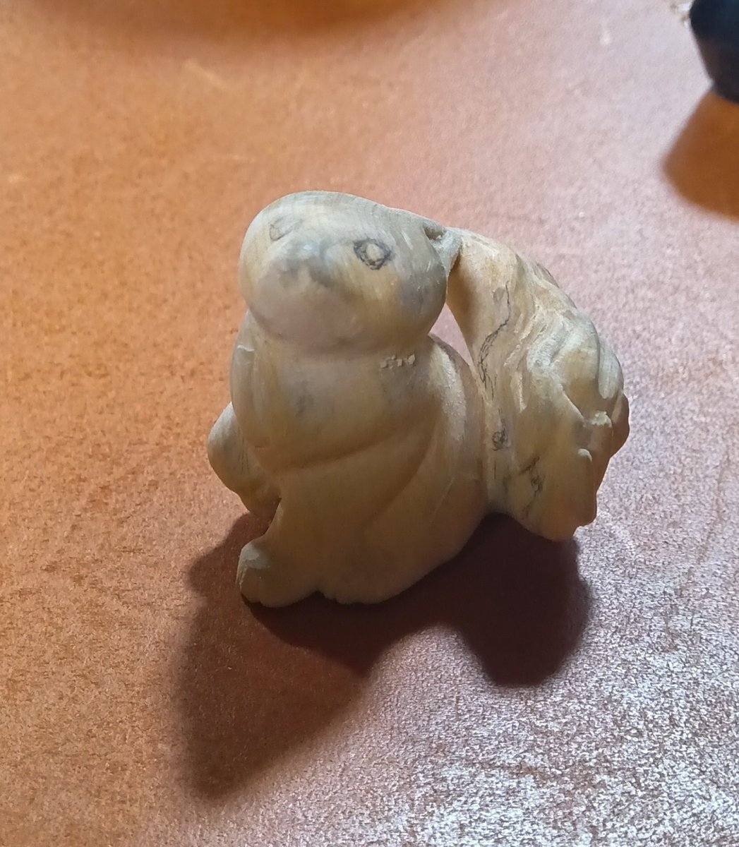 chumaru_netsuke's tweet photo. 進捗です。形はだいたいできました。さらに整えていきます。 https://t.co/cnJxUg0a60