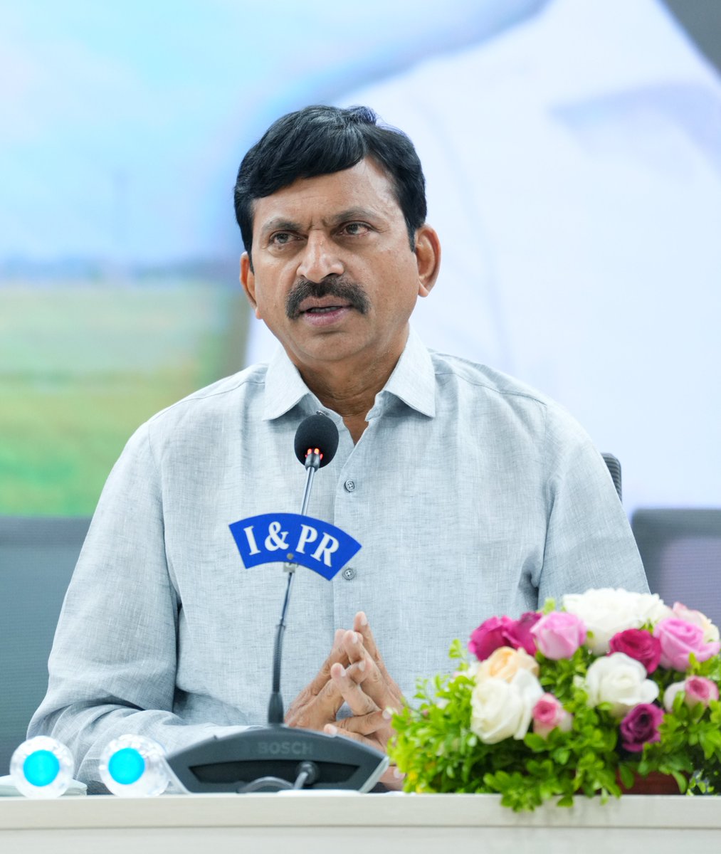 IPRTelangana's tweet photo. వాయుగుండం ప్రభావం నేపథ్యంలో అధికారులు అప్రమత్తంగా ఉండాలి

భారీ వర్షాల వల్ల ప్రజలకు ఎలాంటి ఇబ్బందులు 

��లగకుండా ముందస్తు చర్యలు చేపట్టాలి

ప‌లు జిల్లాల‌కు రెడ్ అలెర్ట్ జారీ

డిజాస్టర్ మేనేజ్‌మెంట్ అధికారులతో టెలికాన్ఫరెన్స్ నిర్వహించిన మంత్రి పొంగులేటి శ్రీనివాసరెడ్డి

 ఛత్తీస్‌గఢ్ మీదుగా పయనిస్తున్న తీవ్ర వాయుగుండం, చురుగ్గా ఉన్న నైరుతి రుతుపవనాల ప్రభావంతో తెలంగాణవ్యాప్తంగా విస్తారంగా వర్షాలు కురుస్తాయ‌ని వాతావ‌ర‌ణ శాఖ హెచ్చ‌రిక‌ల నేపథ్యంలో ప్రజలకు ఎలాంటి ఇబ్బందులు ��లెత్తకుండా ముందస్తు చర్యలు చేప‌ట్టాల‌ని రాష్ట్ర రెవెన్యూ, డిజాస్టర్ మేనేజ్‌మెంట్, హౌసింగ్, సమాచార & పౌర సంబంధాల శాఖ మంత్రి  పొంగులేటి శ్రీనివాసరెడ్డి అధికారుల‌ను  ఆదేశించారు. జిల్లా స్ధాయిలో రెవెన్యూ యంత్రాంగం  అన్ని శాఖలతో స‌మ‌న్వ‌యం చేసుకొని నిరంతరం క్షేత్రస్థాయిలో అందుబాటులో ఉంటూ పూర్తిస్థాయిలో అప్రమత్తంగా ఉండాలని సూచించారు.

  గురువారం  రెవెన్యూ, విపత్తు నిర్వహణ (డిజాస్టర్ మేనేజ్‌మెంట్) అధికారులతో మంత్రిగారు టెలికాన్ఫరెన్స్ నిర్వహించారు. రాష్ట్రంలో గ‌డచిన రెండు రోజులుగా కురుస్తున్న వ‌ర్షాలు, రాబోయే రెండు రోజుల్లో కురిసే వ‌ర్షాల‌పై అధికారుల‌కు దిశానిర్ధ��శం చేశారు. 

   వర్షాల ప్రభావం ఎక్కువగా ఉన్న జిల్లాల్లో పరిస్థితిని ఎప్పటికప్పుడు పర్యవేక్షించాలి. వాగులు, వంకలు, చెరువులు, జలాశయాల వద్ద ముందస్తు భద్రతా చర్యలు చేపట్టాలి. ప్రమాదకర ప్రాంతాల్లోని ప్రజలను అప్రమత్తం చేస్తూ, అవసరమైతే వెంటనే సురక్షిత ప్రాంతాలు లేదా పునరావాస కేంద్రాలకు తరలించాలని ఆదేశించారు

   జిల్లా కలెక్టర్లు, పోలీస్, రెవెన్యూ, పంచాయతీరాజ్, మున్సిపల్, వి��్యుత్, నీటిపారుదల, వైద్య ఆరోగ్య శాఖల అధికారులు సమన్వయంతో పనిచేయాలి. ఎక్కడైనా అత్యవసర పరిస్థితులు ఏర్పడితే తక్షణమే స్పందించి సహాయక చర్యలు అందించాల‌ని సూచించారు.

   ముఖ్యంగా  హైదరాబాద్ నగరంలో ఎడతెరిపి లేకుండా కురుస్తున్న వర్షాల కారణంగా రవాణా, విద్యుత్, తాగునీటి సరఫరాకు ఆటంకం కలగకుండా చూడాలి. ట్రాఫిక్ సమస్యలు తలెత్తకుండా(హైడ్రా, జిహెచ్ ఎంసీ, ట్రాఫిక్ పోలీసులు సమన్వయంతో పనిచేస్��ూ ప్రజల సాధారణ జీవనానికి ఎలాంటి ఇబ్బంది కలగకుండా తగిన చర్యలు తీసుకోవాల‌న్నారు. 

     నాలుగు రోజుల క్రితం వరకు రాష్ట్రంలో 30% మేర ఉన్న వర్షపాతం లోటు, గత రెండు రోజులుగా కురుస్తున్న భారీ వర్షాలతో భర్తీ అయి దాదాపు సాధారణ స్థాయికి చేరుకుందని మంత్రి తెలిపారు.

      వాతావరణ శాఖ  హెచ్చరికల ప్రకారం గురు, శుక్రవారాల్లో (జూలై 30 – జూలై 31) రాష్ట్రంలో భారీ నుంచి అత్యంత భారీ వర్షాలు కుర���సే అవకాశం ఉన్నందున వివిధ జిల్లాలకు అలర్ట్‌లు జారీ అయ్యాయ‌ని మంత్రిగారు తెలిపారు. 

    ఆదిలాబాద్, కొమురం భీం ఆసిఫాబాద్, మంచిర్యాల, నిర్మల్, జగిత్యాల జిల్లాల‌కు రెడ్ అల‌ర్ట్ జారీ చేశామ‌ని అలాగే నిజామాబాద్, కామారెడ్డి, రాజన్న సిరిసిల్ల, కరీంనగర్, పెద్దపల్లి, జయశంకర్ భూపాలపల్లి, ములుగు జిల్లాల‌కు ఆరెంజ్ అలెర్ట్ జారీ చేశామ‌ని తెలిపారు. 
  వ‌చ్చే రెండు రోజుల్లో భారీ వ‌ర్షాలు కురిసే జిల్లాల‌పై ప్ర‌ధానంగా దృష్టి సారించాల‌ని ప్ర‌జ‌ల‌కు ఎలాంటి ఇబ్బంది క‌ల‌గ‌కుండా ముంద‌స్తుగానే చ‌ర్య‌లు తీసుకోవాల‌ని ఆయా జిల్లా క‌లెక్ట‌ర్లు అప్ర‌మ‌త్తంగా వ్య‌వ‌హ‌రించాల‌ని సూచించారు.

@INC_Ponguleti