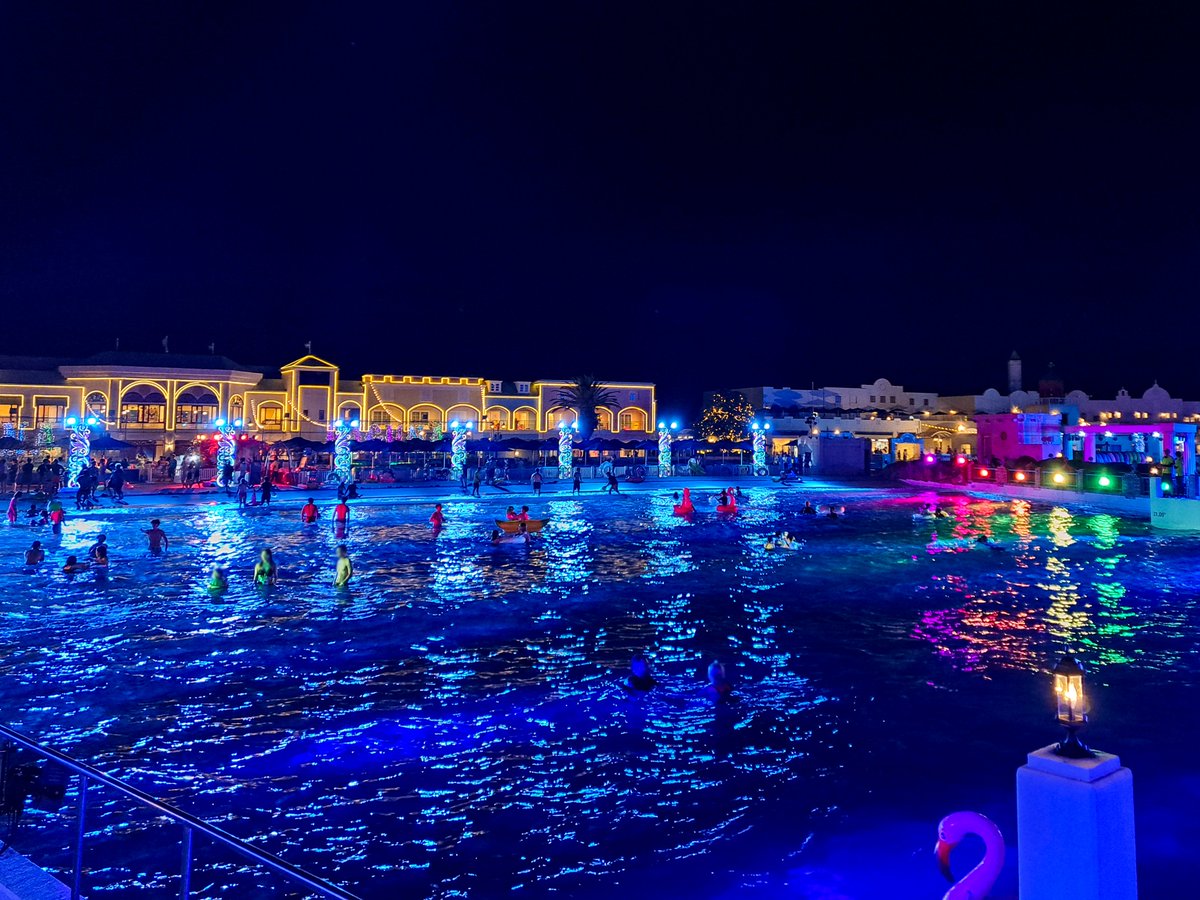 starlightpool's tweet photo. ⭐プール情報⭐

ラグナシアのナイトプールはライトアップされた
煌めく4つのエリアでプールを楽しめます🙌✨

🌺大迫力の噴水ショーが間近で見られるセンタープール
🌺イルミネーションアーチの下をくぐる流れるプール
🌺プールパーティの会場！波のプール
🌺ライトアップされた温水ジャグジー https://t.co/kO2uCimPZb