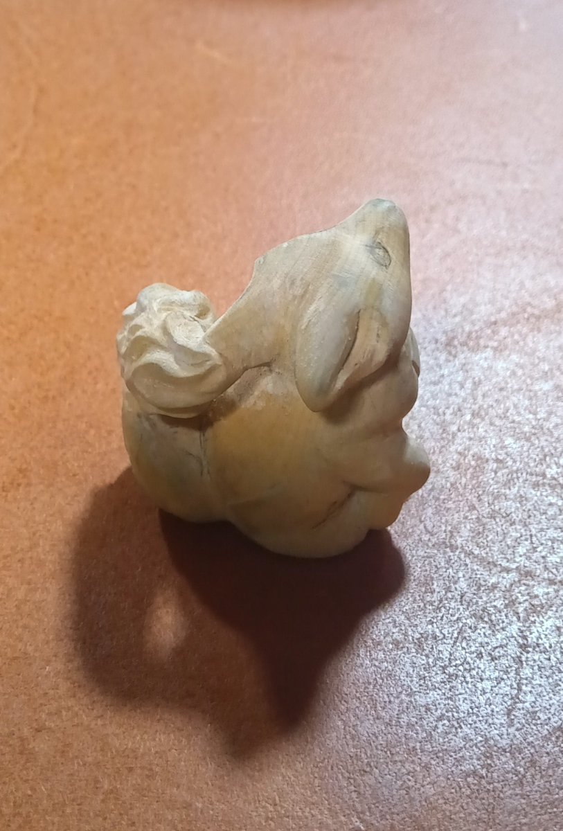 chumaru_netsuke's tweet photo. 進捗です。形はだいたいできました。さらに整えていきます。 https://t.co/cnJxUg0a60