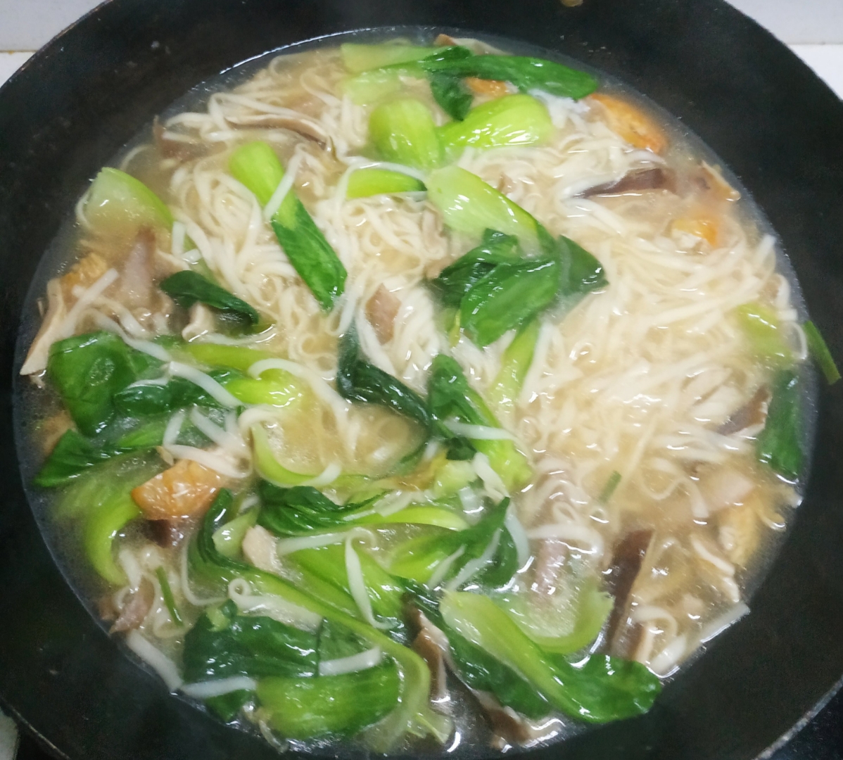 EleniSlomkdk's tweet photo. Late night craving: a warm bowl of ramen, steaming gently, with soft-boiled egg and green onions. Simple, comforting, perfect for quiet nights. https://t.co/MZQi3JwbjK
