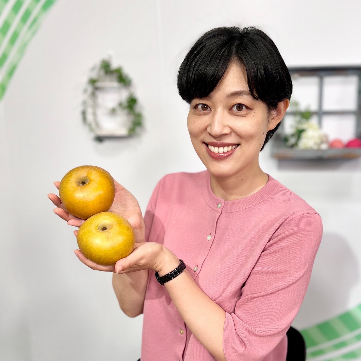 suzy_shuko's tweet photo. 東近江「ｅおうみNOW」木曜日。

きょうは能登川で開かれた「水車寄席」や、埋蔵文化財センターのイベントで、古代の鏡を作る体験などについてお伝えしました。ピカピカの鏡🪞みんな夢中で磨いていましたね！

東近江産は、今シーズン初の梨です！愛甘水という品種で、少し小ぶりなサイズ。黄金色✨ https://t.co/VNUb7N4ZRn