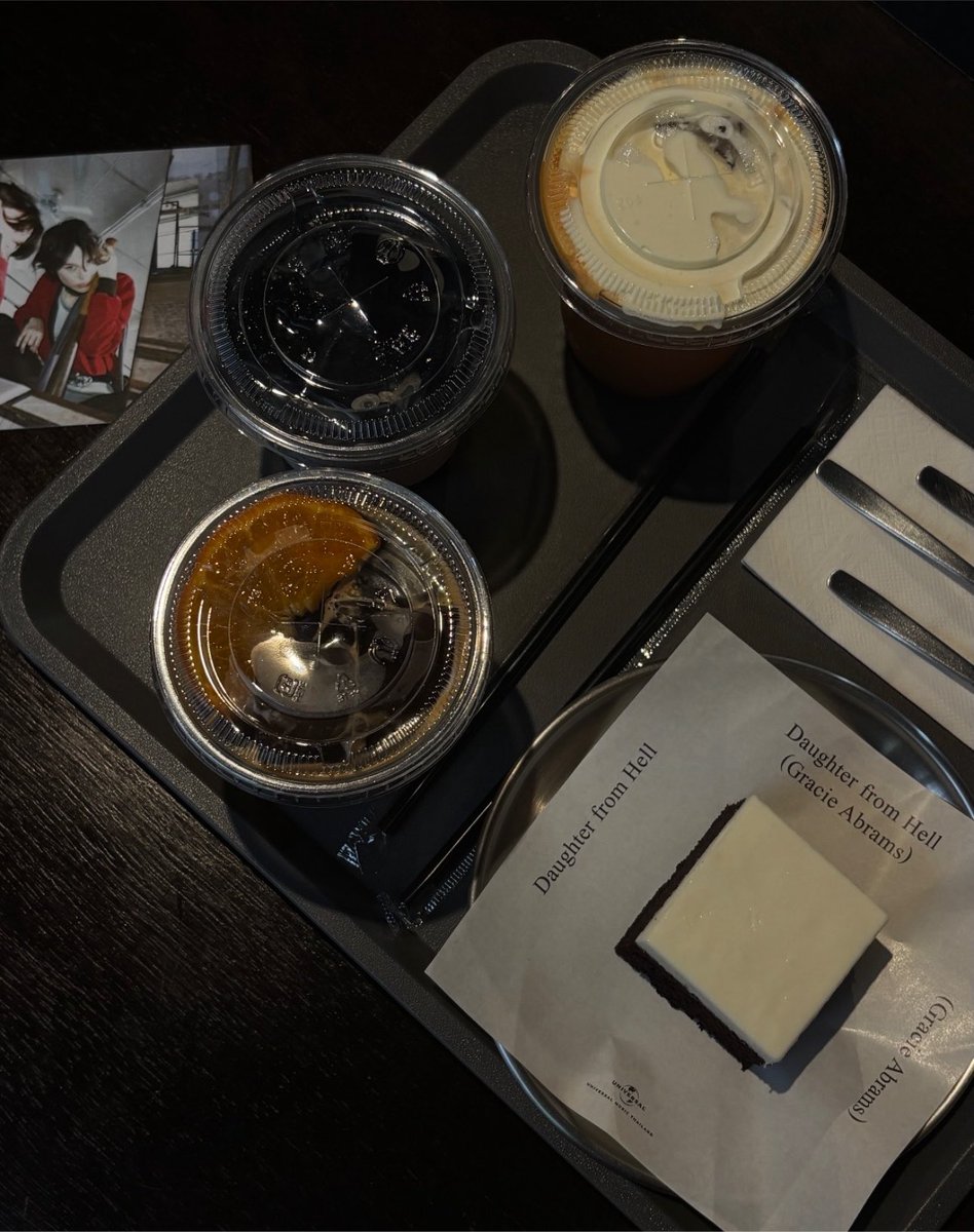 wordofmout's tweet photo. บ่ายนี้ที่ BONCI ☕
เครื่องดื่มเย็นๆ + ของหวานชิ้นเล็ก “Daughter from Hell” กลิ่นกาแฟหอมๆ กับบรรยากาศฝนตก นั่งชิลล์ดีมาก ชอบโทนสีเข้มแบบนี้มาก วันธรรมดาแบบนี้เหมาะกับการพักผ่อนจริงๆ https://t.co/ma9PfrNxZ7