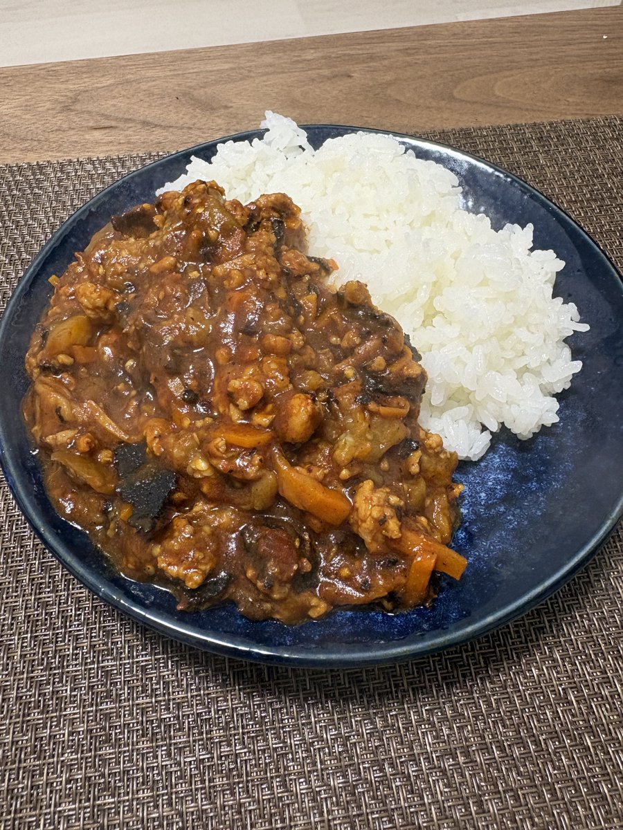 tekuru4o's tweet photo. 今日は無水カレーを作ってみました！
間違えて鶏ももひき肉を買ってしまったので脂質高そうな、、 https://t.co/zO6ypYbD2R