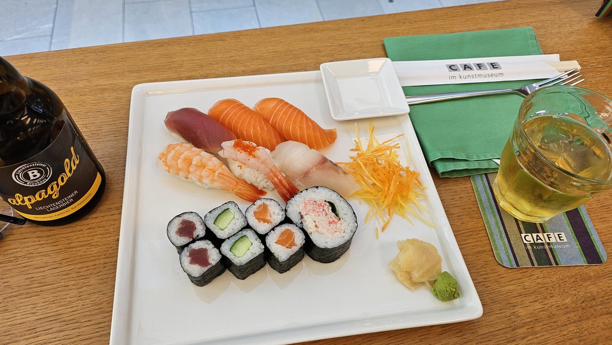 osametan's tweet photo. 昼食。暑くなってきたのでエアコン効いてるリヒテンシュタイン美術館のカフェで…と思ったら、このおしゃれな「Cafe」、なぜか寿司屋さんでした。日本人の店員もいます。数日ぶりに日本語使った…😊 https://t.co/vx3mgduNiq