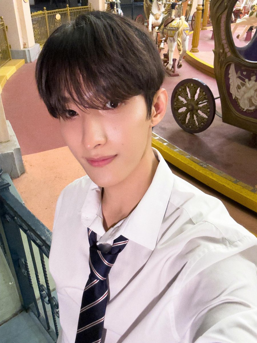 zeoqmin's tweet photo. Not every fairytale begins with a prince. Some begin with a carousel after sunset. https://t.co/ljjzWkWPoa