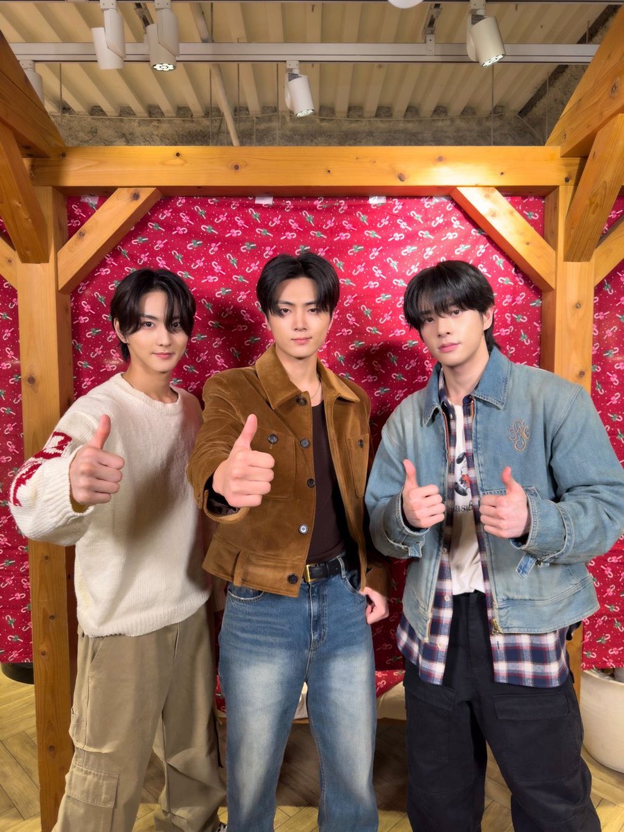 bhuwskul's tweet photo. uma au #jaykewon
onde wonjake acabaram de se casar, voltaram de lua de mel, mas ainda tinham muito fogo a ser apagado. incomodando o prédio na madrugada e fazendo jay bater em suas portas, jay só não esperava participar disso.
ou, onde jay vai reclamar com o casal de vizinhos sobre os gemidos e acaba virando marmita do casal.