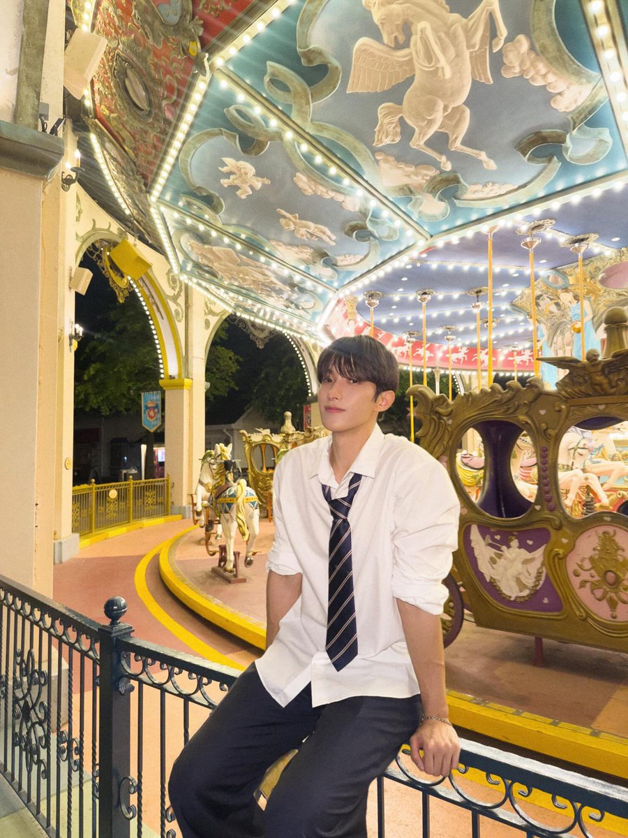 zeoqmin's tweet photo. Not every fairytale begins with a prince. Some begin with a carousel after sunset. https://t.co/ljjzWkWPoa