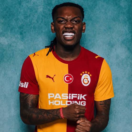 CimbomHaberN's tweet photo. Galatasaray'da ki hedef iki oyuncu durumu:

Leao:

-Oyuncu tarafıyla anlaşma tamam,AC Milan opsiyonun zorunlu olmasını istiyor, Galatasaray tarafı normal opsiyon istiyor, Milan tarafına da orta yolda anlaşalım diyor.

   Reijnders:

- Manchester City tarafı oyuncuyla yollarını ayırmaya hazır yerine Elliot Anderson ve Bouddadi alındı yani bu demek oluyor ki Reijnders çok geride 11 şansı bulamaz.
Oyuncu tarafıyla da aman aman bi görüşme yok ama oyuncu Galatasaray'a sıcak.

İlerleyen günlerde - haftalarda bu iki oyuncuyla sıcak gelişmeler duyulabilir,bildirimleri açıp bizi takip etmeyi unutmayın sıcak gelişmeler için.⌛✅