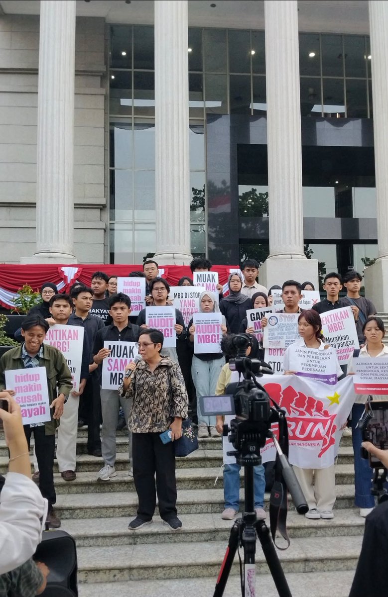 glxssie's tweet photo. Peringatan darurat 🚨🚨🚨🚨

“ BEM UI kawal putusan MK soal MBG ”

Lokasi : Depan Gedung MK
Waktu : Kamis, 30 Juli 2026
 
Pernyataan Sikap dan dukungan
PMK “ Pendanaaan MBG harus dipisah dengan dana pendidikan ” https://t.co/rkkXQhoPvI
