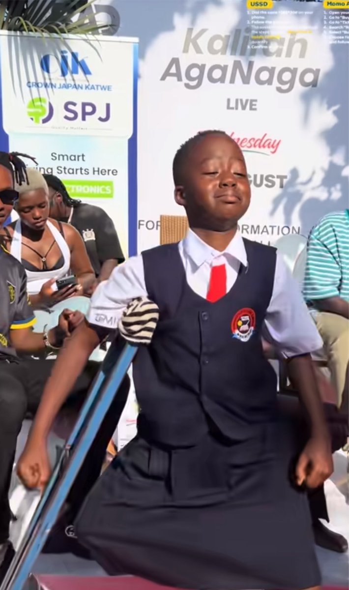 gloriabae01's tweet photo. Aganaga ahead of his Nassanga festival decided to pay school fees for this little Lem girl up to university after she mimes and dance to his song called Nassanga .
Thank u ssebo https://t.co/fGiXLy042u