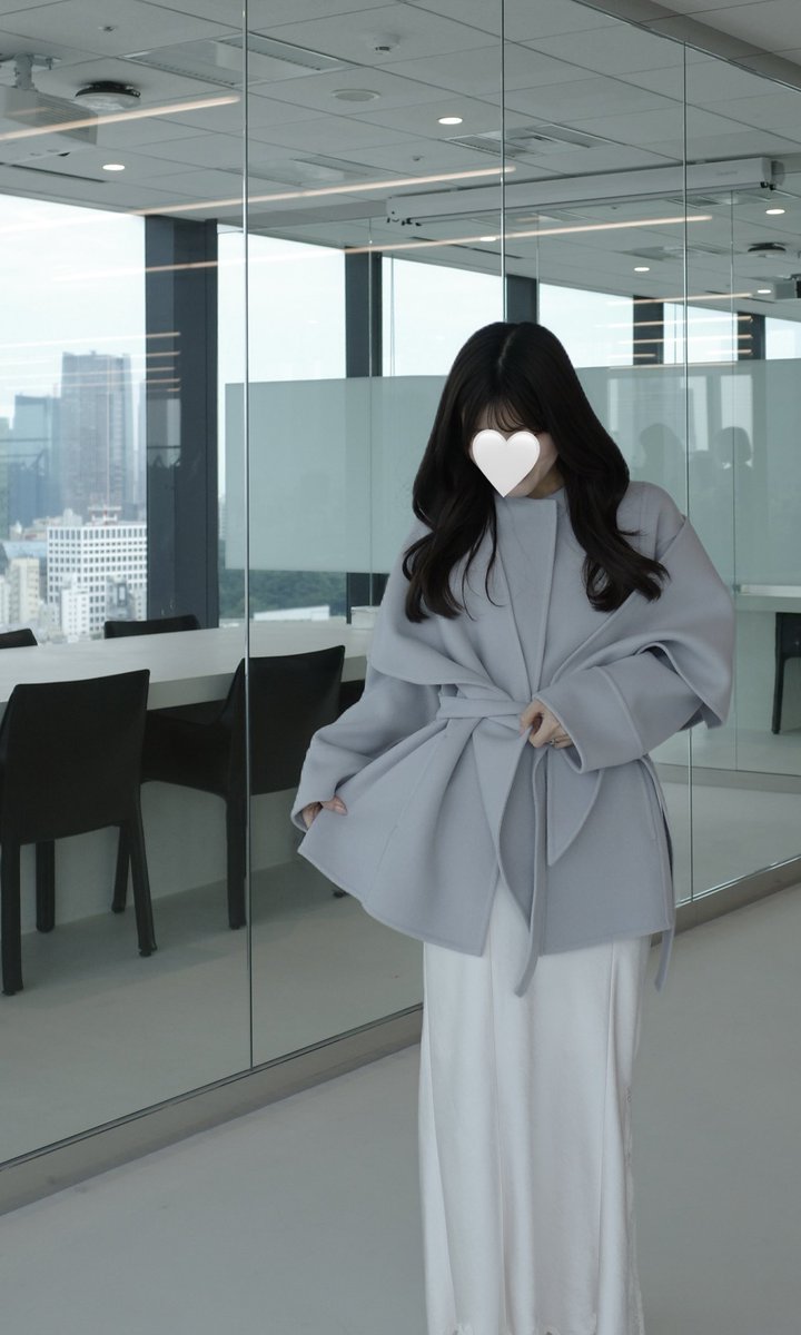 _ym00x's tweet photo. anuans 2026AW展示会へ🍂🤍
きれいめコーデ好きOLとしては、美女感が出せる上品なケープニットと、去年即完したミドルマフラーコートの新色アイスブルーがツボすぎた🥺 https://t.co/4IsS0q7sM3