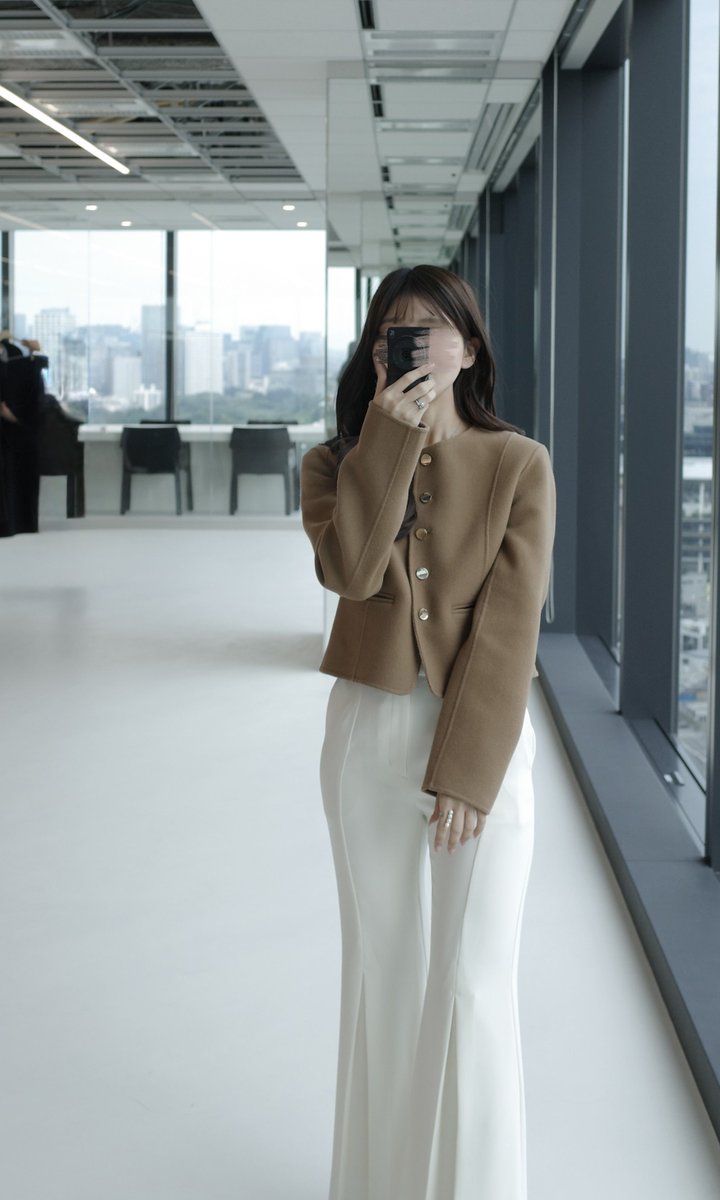 _ym00x's tweet photo. anuans 2026AW展示会へ🍂🤍
きれいめコーデ好きOLとしては、美女感が出せる上品なケープニットと、去年即完したミドルマフラーコートの新色アイスブルーがツボすぎた🥺 https://t.co/4IsS0q7sM3