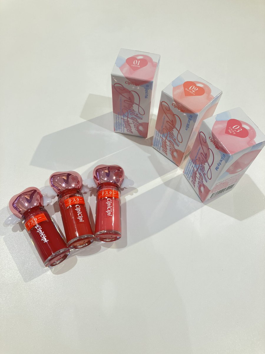 ROU_SHIJO's tweet photo. #CipiCipi より💖

ぷるんボリューム👄×ちゅるんツヤ✨
なティントが新登場❣️

ぷるんと立体感をもたせ、プランプ効果でふっくらツヤ感に🙌🏻

パッケージも天使の羽が生えていてとても可愛いです👼

ぜひお買い求めください🎀
#ROU
#アールオーユー
#あそびの雑貨店
#イオンモール四條畷店 https://t.co/S5ECEehaxG