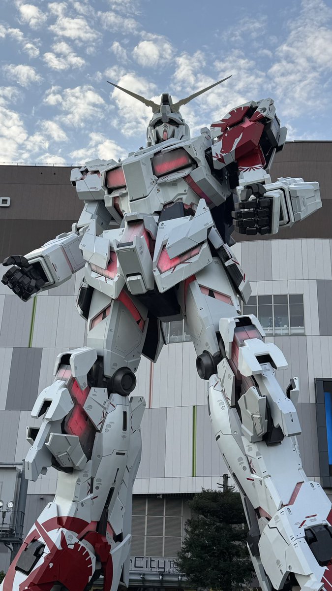dark0947's tweet photo. 久々のガンダムベース東京！
お目当てのエピオンスペシャルコーティングは在庫なし😭
地元で買えないもの購入！
最後にユニコーン見納め！19時のショー見ようとしたら、まさかのゲリラ豪雨&amp;雷⚡️😭

#ガンダムベース東京
#ガンダムユニコーン
#見納めユニコーン
#9年間お疲れ様
#9年間ありがとう https://t.co/ms77VeZLBz