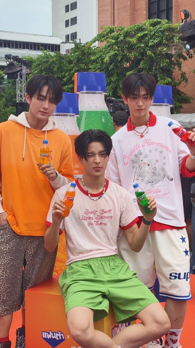 Ylismchanel's tweet photo. รวมพลคนหล่อ
“ขุนพล , ฮาร์ท และ จินวุค” ในงาน “แฟนต้า” 10 บาทคับเฮีย โดนเส้นสุดมันส์ กับ BUS 🥤

#FantaXBUS
#JINWOOKkim 
#HEARTchuthiwat 
#KHUNPOL 
#Becauseofyouishine https://t.co/ROGebmfq3c
