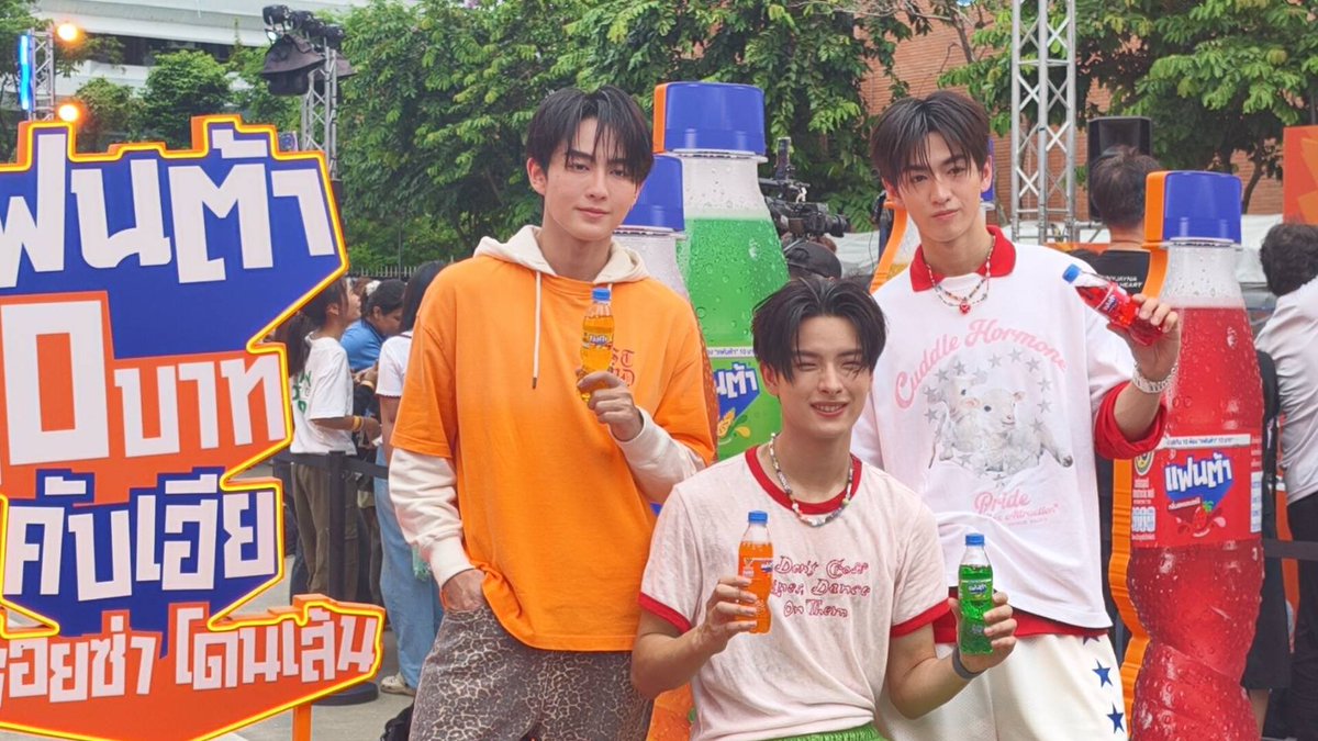 Ylismchanel's tweet photo. รวมพลคนหล่อ
“ขุนพล , ฮาร์ท และ จินวุค” ในงาน “แฟนต้า” 10 บาทคับเฮีย โดนเส้นสุดมันส์ กับ BUS 🥤

#FantaXBUS
#JINWOOKkim 
#HEARTchuthiwat 
#KHUNPOL 
#Becauseofyouishine https://t.co/ROGebmfq3c
