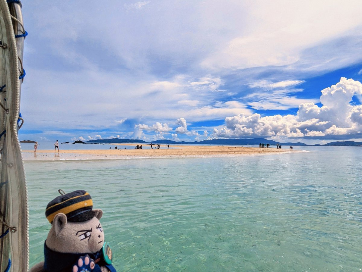 aaakoof0817's tweet photo. 今日は海！海！海！
シュノーケリングもやりました🥽🐠
（あそこにみえるのは まぼろしのしま というらしいです）
自転車借りて散策🚲️
暑いけど楽しい！！
沖縄らしい街並みも。
（すいぶんほきゅうを わすれずに）
（ﾉﾝﾋﾞﾘｼﾃﾙ）
（あかいやねが あおぞらに はえますね） https://t.co/iXK83xFYdw