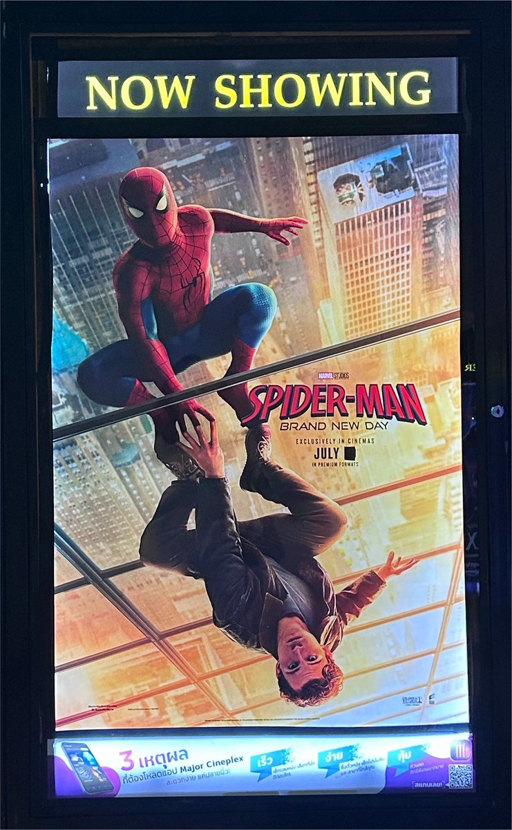 xshiyuee's tweet photo. #SpiderManBrandNewDay 
10/10 🌟🕷️🕸️ (ไม่สปอยล์)

สำหรับฉัน : สนุกมากกกกกก เป็นการ rebirth ที่โคตรมีความหมาย เพราะ Peter Parker สูญเสียมามากพอแล้ว วันนี้เขาได้เรียนรู้ เติบโต และยอมรับมัน สู่เวอร์ชั่นที่ดีกว่าเดิม 🤍 ดูออกเลยว่าเป็นปีเตอร์ที่โตขึ้น สุขุมขึ้น แต่ก็ยังมีความกวนโอ๊ยนิด ๆ ถ้าเทียบกับ 3 ภาคก่อนคือต่างกันแบบเห็นได้ชัดมากกกก

บทดีมีหลายเส้นเรื่อง สำหรับเราเสียดายเส้นความสัมพันธ์สามหน่อนิดหน่อย แต่โดยภาพรวมด้วยเวลากับเนื้อเรื่องหลักก็พอจะเข้าใจได้ ถือว่าเป็นสัญญาณดี ๆ ในอนาคต รอรับชมภาค 5 เลยจ้า 😊

ยัยสาวผมแดงเซดี้ ซิงค์ 💝 สงสัยมาตั้งแต่ทีเซอร์ว่าชีเป็นใคร (ส่วนตัวไม่ได้อ่าน comic) พอมาดูหนังแล้วเฉลย กรี๊ดดดดด บทเข้ากับชีมากกก ＼( 'ω')／ ชอบตอนระเบิดพลังกับเปิดใจพูดคุย นี่ว่าปีเตอร์ฉลาดที่ทำแบบนั้น เพราะชีต้องการผู้ใหญ่ที่ดีและเข้าใจในการแนะแนวทางอะ ประทับใจฉากนั้นมาก แต่นิดนึง ฉากตอนวิ่งคือนึกถึงบท Max ไม่ว่าเรื่องไหนไม่ลืมที่จะวิ่งหน้าตั้ง 555555555 หลุดขำเลย 

สนุกจนอยากซ้ำอีกรอบแต่ตั๋วแพงมากแก ㅠㅡㅠ แต่ถือว่าคุ้มกับคุณภาพที่ได้มาอะ + ชอบภาพ NY ตอนจบที่ขึ้นรายชื่อนักแสดงนำด้วย ภาพสวยจัดดดดด 🕷️

ปล. มี end credit ตอนท้าย 1 ฉากจ้า