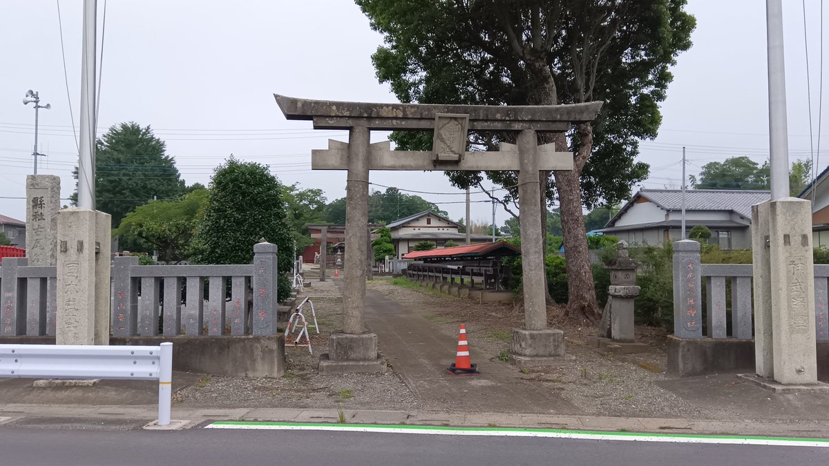 cogaino's tweet photo. 川越市・古尾谷八幡神社。JR川越線南古谷駅から東へ向かった荒川のそばに鎮座。無人だが境内は広く綺麗に管理されている。一の鳥居脇から駐車場に入れる。宮司さんに電話すると総代さんが対応するとのことで連絡先を教えて頂き、書き置きの御朱印を拝受することが出来た。 https://t.co/rStqlewM7u