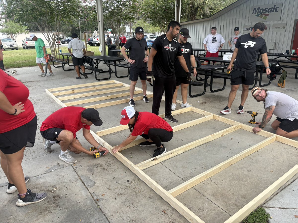 FireAthletics's tweet photo. Grateful for the opportunity to partner and serve with @DreamCenterLKLD yesterday to kick off the new school year! #FireFamily #LKLD https://t.co/y8HkNAZwOc