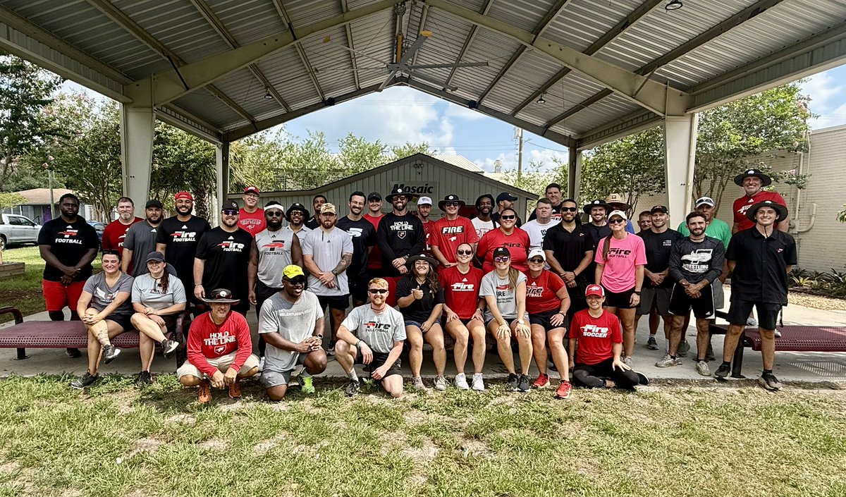 FireAthletics's tweet photo. Grateful for the opportunity to partner and serve with @DreamCenterLKLD yesterday to kick off the new school year! #FireFamily #LKLD https://t.co/y8HkNAZwOc