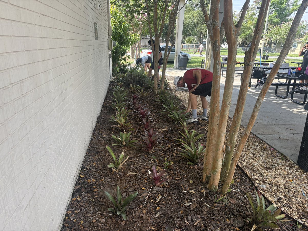 FireAthletics's tweet photo. Grateful for the opportunity to partner and serve with @DreamCenterLKLD yesterday to kick off the new school year! #FireFamily #LKLD https://t.co/y8HkNAZwOc