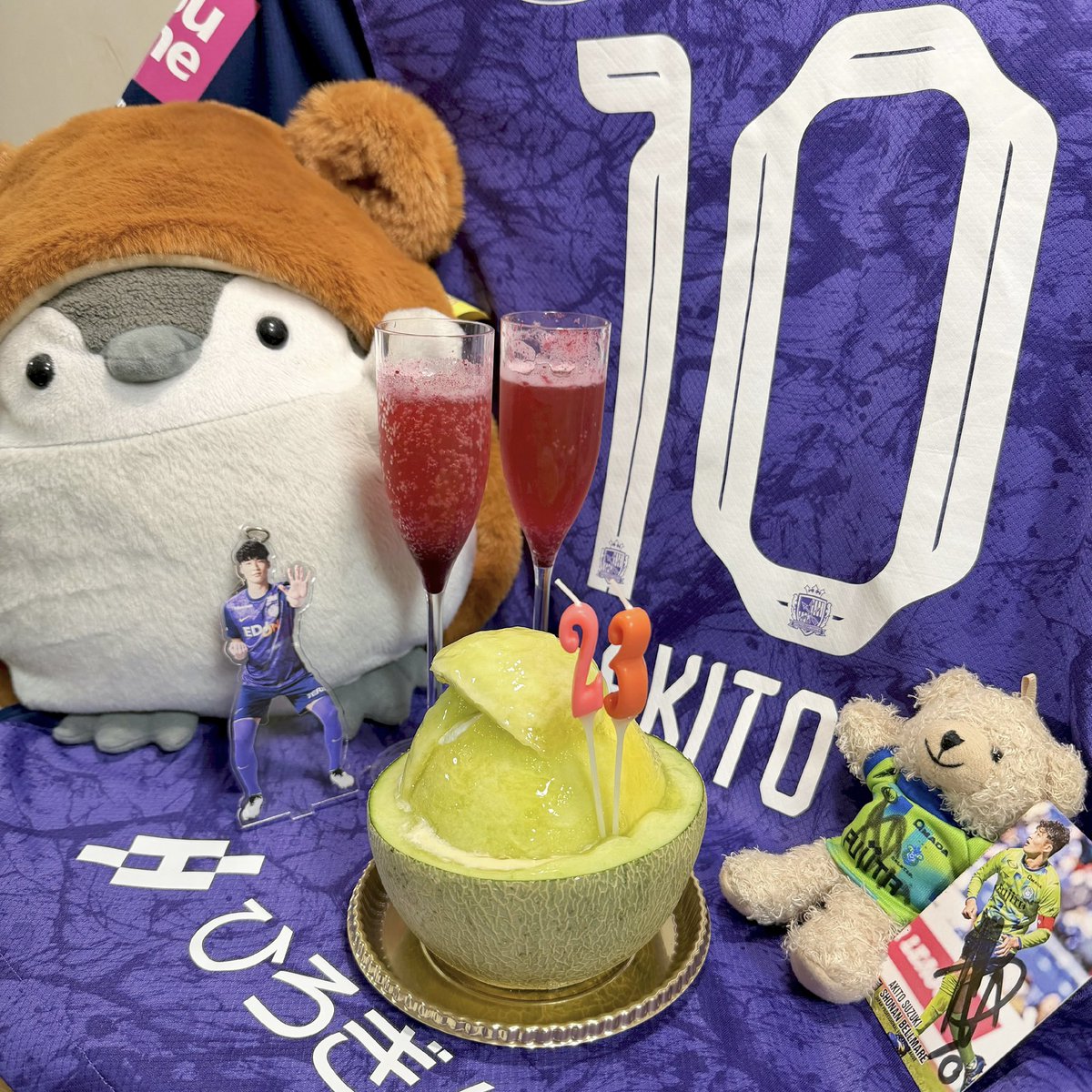 nk_2937's tweet photo. というわけで、今年も我が家は章斗さんのお誕生日をお祝いする名目で（それがメイン行事です）メロンケーキを食べる会を開催いたしました🍈💐

ついこの間まで20歳ぐらいだった気がするのにあっという間に23歳…！親戚の子どもの成長を見ている気分だ…怪我なく充実した一年になりますように！ https://t.co/gC6fifFaWW