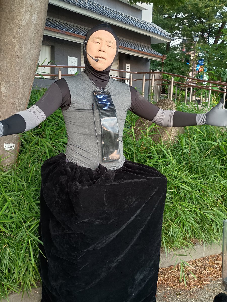 mizukan's tweet photo. うえの夏祭りにて、katarAIさん✨
暑い中、「人類を知る旅」に出ているkatarAIさん(*^^*)
オーバーヒートには気を付けてくださいね(;・∀・)
#うえの夏祭り
#katarAI https://t.co/qFW7nAVbSj