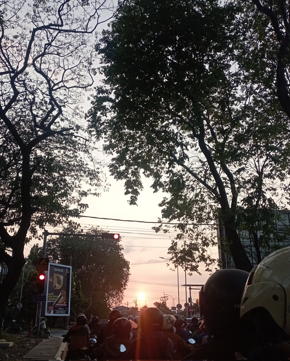 wavesbluestar's tweet photo. foto kemarin tapi baru sempet upload hari ini. sebenarnya mataharinya bulet banget dan indah (hari ini pun begitu) tapi ntah kalo difoto jadi jelek :) 

#NakuLangit https://t.co/nLKC6bQVkV