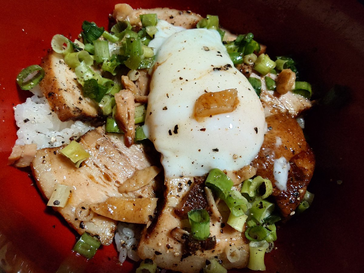 jun_ki5's tweet photo. 週末にチャーシューを仕込むことで週3ぐらいで晩ごはんがチャーシュー丼になる https://t.co/JbqyTwcyNq