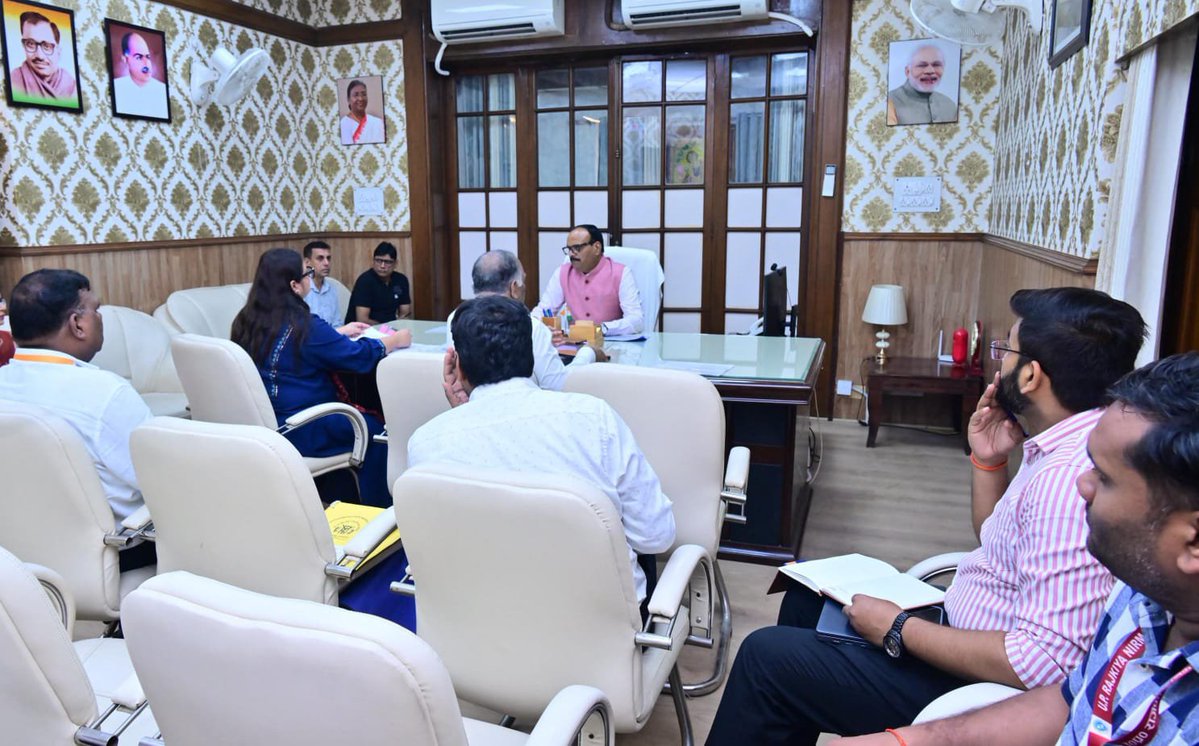 brajeshpathakup's tweet photo. आज विधानसभा स्थित अपने कार्यालय कक्ष में स्वास्थ्य विभाग के अधिकारियों के साथ बैठक कर जन स्वास्थ्य से जुड़े विभिन्न महत्वपूर्ण विषयों पर व्यापक चर्चा करते हुए अधिकारियों को आवश्यक दिशा-निर्देश दिए।

इस अवसर पर अपर मुख्य सचिव (चिकित्सा एवं स्वास्थ्य) श्री अमित घोष जी एवं अन्य अधिकारीगण उपस्थित रहे। 

@BJP4India 
@BJP4UP