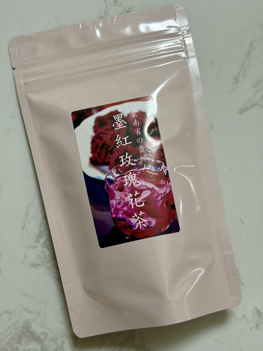 aaa33278100's tweet photo. バラのお茶の香りを忘れられず購入！
香り高いバラがそのままお茶になっていて、開封した瞬間にブワッと濃厚な甘い香りが顔を直撃した…。
誇張ではなく「飲む香水」というのが相応しい。

豊富なポリフェノール、抗酸化作用、ラベンダーの数倍に及ぶリラックス効果など、毎日でも飲みたいお茶だ。 https://t.co/qokuqJSb9t