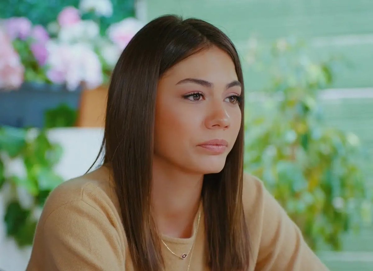 Dem34ozde's tweet photo. Buen jueves 
#demetözdemir https://t.co/f6pCKUqLPJ