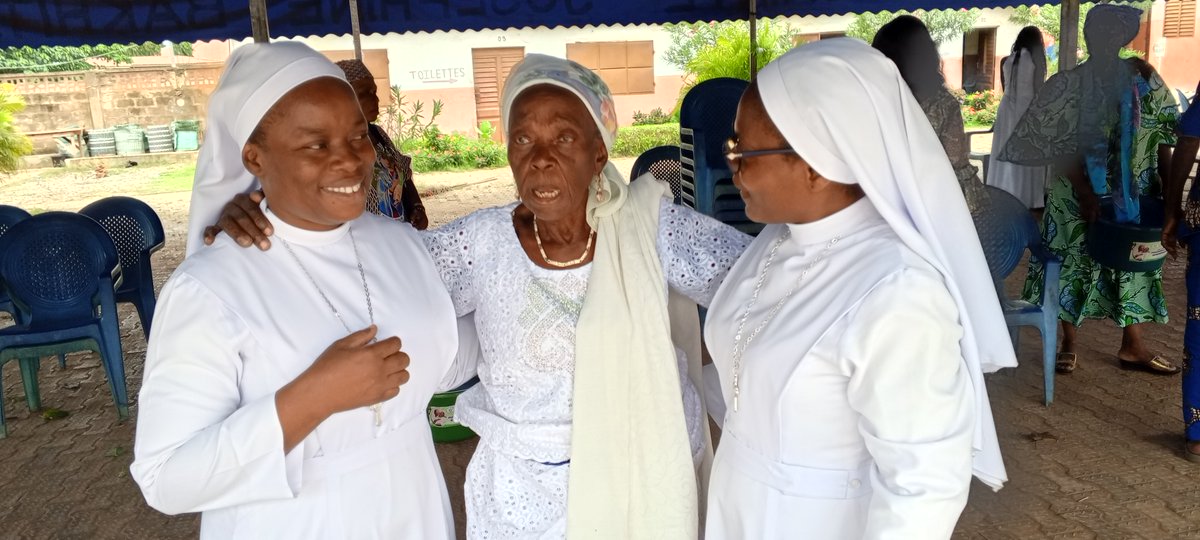 ssph_ocpsp's tweet photo. JOURNEE DES GRANDS-PARENTS ET DES PERSONNES AGEES, 6ème édition
Le Service des Sœurs pour la Promotion Humaine (SSPH/OCPSP) en collaboration la Paroisse Sainte Joséphine Bakhita d’Abomey-Calavi a honoré une trentaine de grands-parents et de personnes âgées. https://t.co/WnILS61MCx